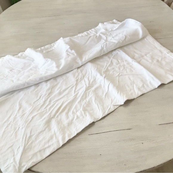 COST PLUS WORLD MARKET White Buffet Rectangular 60in x 90in Cotton Tablecloth - Picture 3 of 7